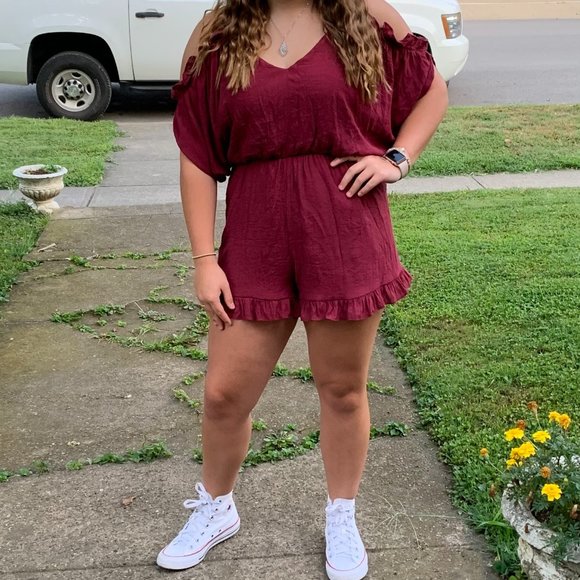 adorable maroon romper with a cold shoulder - Picture 1 of 4